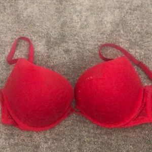 34D Victoria’s Secret bra bombshell